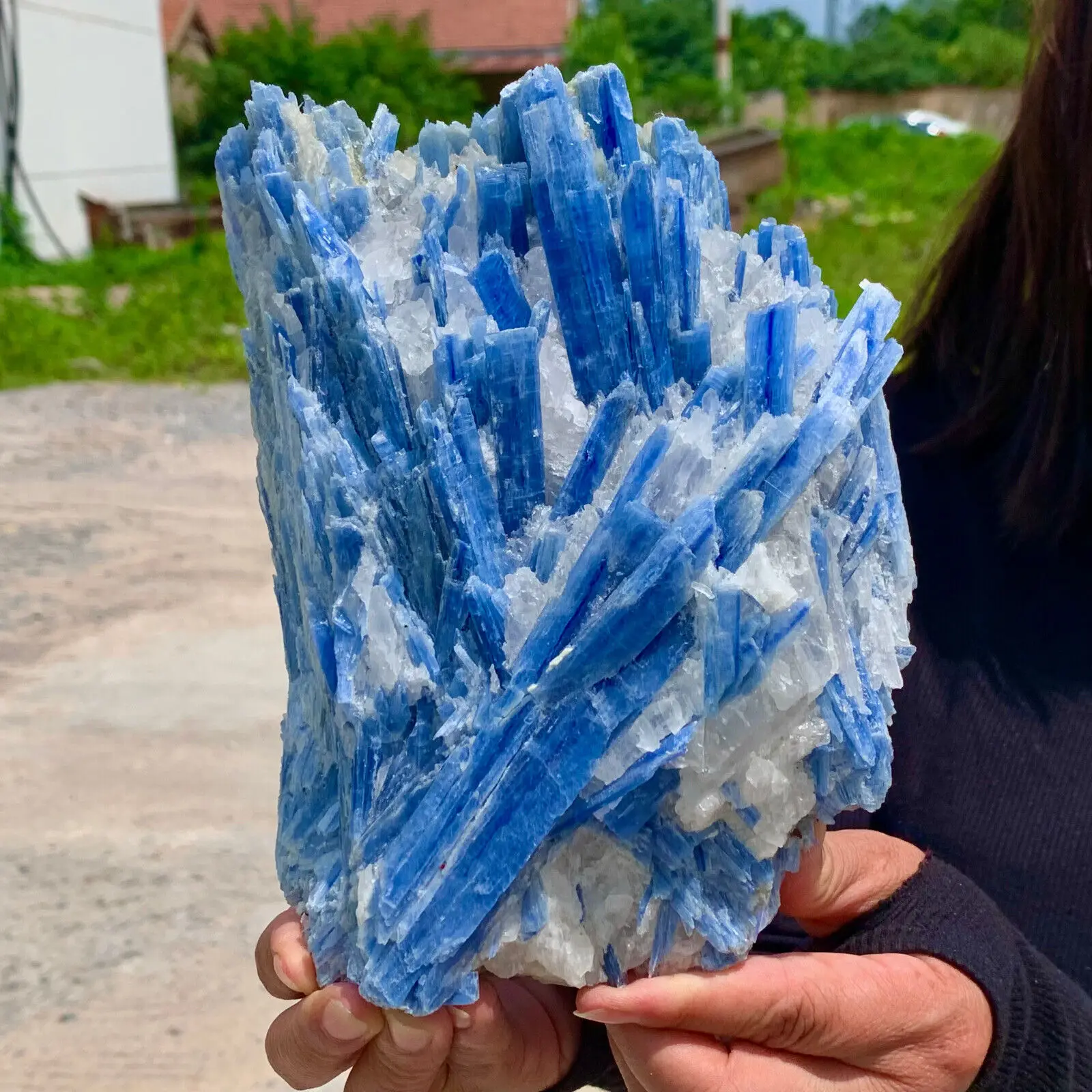 Натуральный красивый голубой кианит с шероховатым образцом кристалла кварца